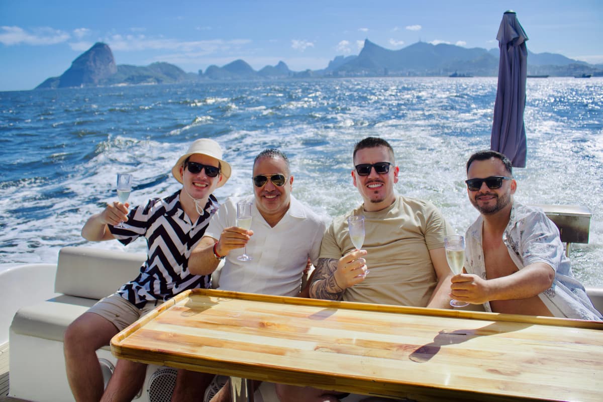 Amigos brindando com champagne em barco na Baía de Guanabara