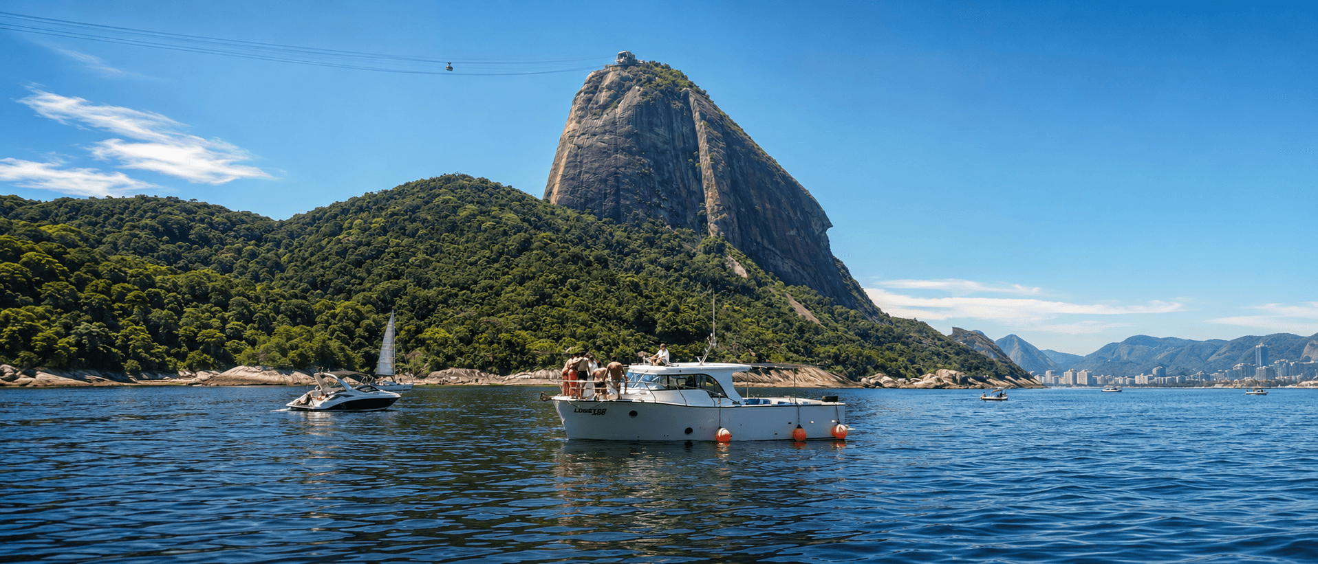 Barco navegando na Baía de Guanabara com o Pão de Açúcar ao fundo
